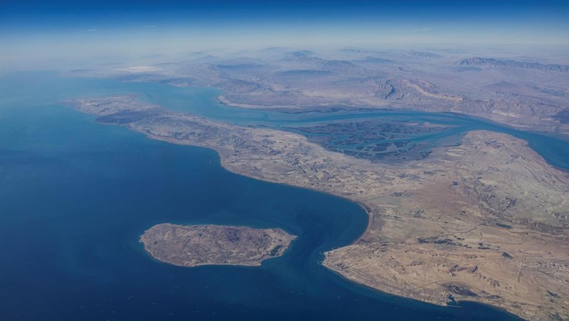 FOTO FILE: Pemandangan udara pantai Iran dan pulau Qeshm di selat Hormuz, 10 Desember 2023. REUTERS/Stringer/Foto File