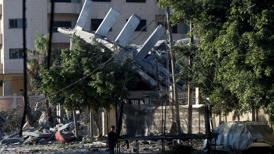 A Palestinian inspects the site of an Israeli airstrike on a house that was hit on Wednesday, in Gaza City, June 26, 2025. REUTERS/Mahmoud Issa