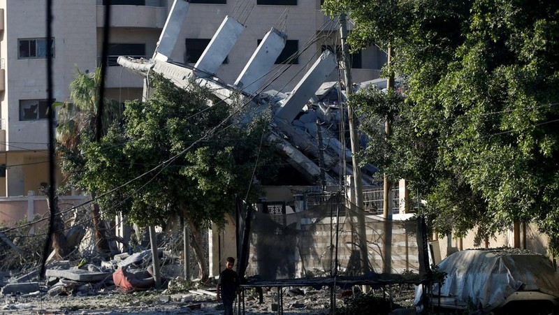A Palestinian inspects the site of an Israeli airstrike on a house that was hit on Wednesday, in Gaza City, June 26, 2025. REUTERS/Mahmoud Issa