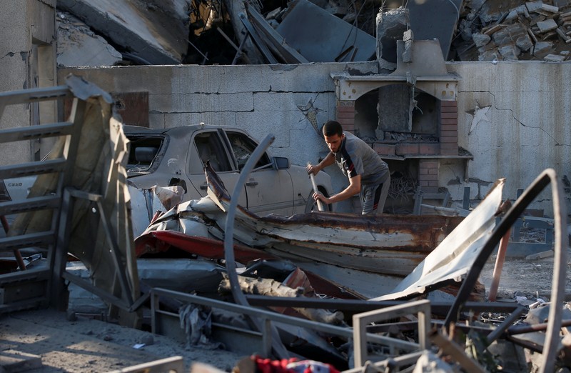 ISRAEL-PALESTINIANS/GAZA A Palestinian inspects the site of an Israeli airstrike on a house that was hit on Wednesday, in Gaza City, June 26, 2025. REUTERS/Mahmoud Issa