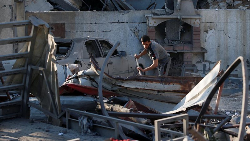 A Palestinian inspects the site of an Israeli airstrike on a house that was hit on Wednesday, in Gaza City, June 26, 2025. REUTERS/Mahmoud Issa