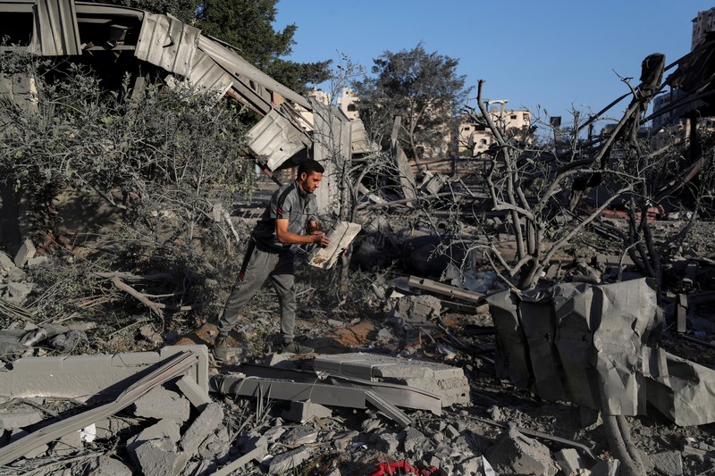 ISRAEL-PALESTINIANS/GAZA A Palestinian inspects the site of an Israeli airstrike on a house that was hit on Wednesday, in Gaza City, June 26, 2025. REUTERS/Mahmoud Issa