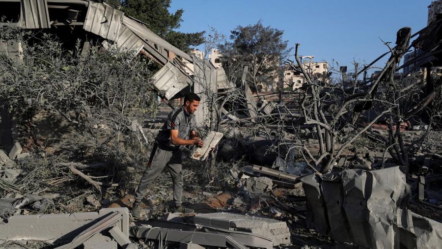 A Palestinian inspects the site of an Israeli airstrike on a house that was hit on Wednesday, in Gaza City, June 26, 2025. REUTERS/Mahmoud Issa