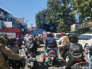 Jalanan Cimahi Macet Dampak Tanah Ambles di Dekat Kantor Wali Kota