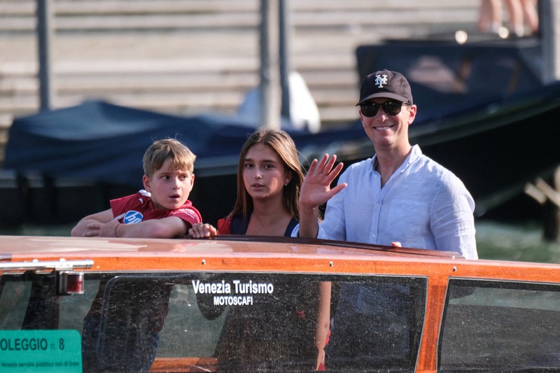 Jeff Bezos dan Lauren Sanchez menaiki perahu saat meninggalkan hotel Aman Venice, menjelang pernikahan mereka yang direncanakan, di Venesia, Italia, 25 Juni 2025. Jeff Bezos dan Lauren Sanchez menaiki perahu saat meninggalkan hotel Aman Venice, menjelang pernikahan mereka yang direncanakan, di Venesia, Italia, 25 Juni 2025. (REUTERS/Guglielmo Mangiapane)