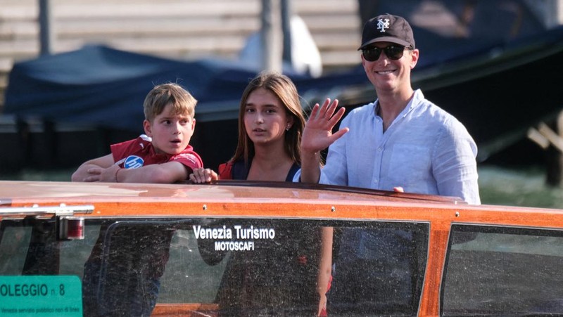 Jeff Bezos dan Lauren Sanchez menaiki perahu saat meninggalkan hotel Aman Venice, menjelang pernikahan mereka yang direncanakan, di Venesia, Italia, 25 Juni 2025. (REUTERS/Guglielmo Mangiapane)