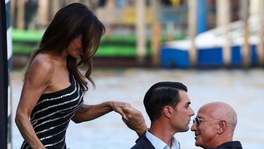Jeff Bezos dan Lauren Sanchez menaiki perahu saat meninggalkan hotel Aman Venice, menjelang pernikahan mereka yang direncanakan, di Venesia, Italia, 25 Juni 2025. (REUTERS/Guglielmo Mangiapane)