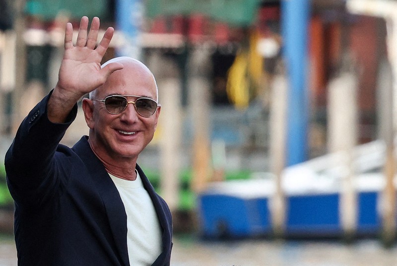 Jeff Bezos dan Lauren Sanchez menaiki perahu saat meninggalkan hotel Aman Venice, menjelang pernikahan mereka yang direncanakan, di Venesia, Italia, 25 Juni 2025. Jeff Bezos dan Lauren Sanchez menaiki perahu saat meninggalkan hotel Aman Venice, menjelang pernikahan mereka yang direncanakan, di Venesia, Italia, 25 Juni 2025. (REUTERS/Guglielmo Mangiapane)