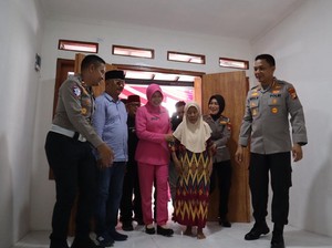 Sambut Hari Bhayangkara ke-79, Polres Depok Bedah Rumah Warga