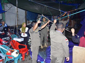 Lapak Pedagang di Taman Bawah Jembatan Ampera Palembang Dibongkar Petugas