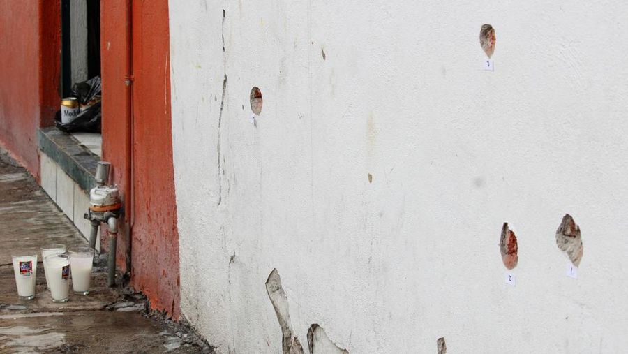 Sedikitnya 10 orang tewas, termasuk anak-anak, dan sejumlah lainnya luka-luka dalam insiden penembakan massal di sebuah rumah di kota Irapuato, negara bagian Guanajuato, Meksiko Selasa (24/6) malam. Sedikitnya 10 orang tewas, termasuk anak-anak, dan sejumlah lainnya luka-luka dalam insiden penembakan massal di sebuah rumah di kota Irapuato, negara bagian Guanajuato, Meksiko Selasa (24/6) malam. (Tangkapan Layar Video Reuters/)