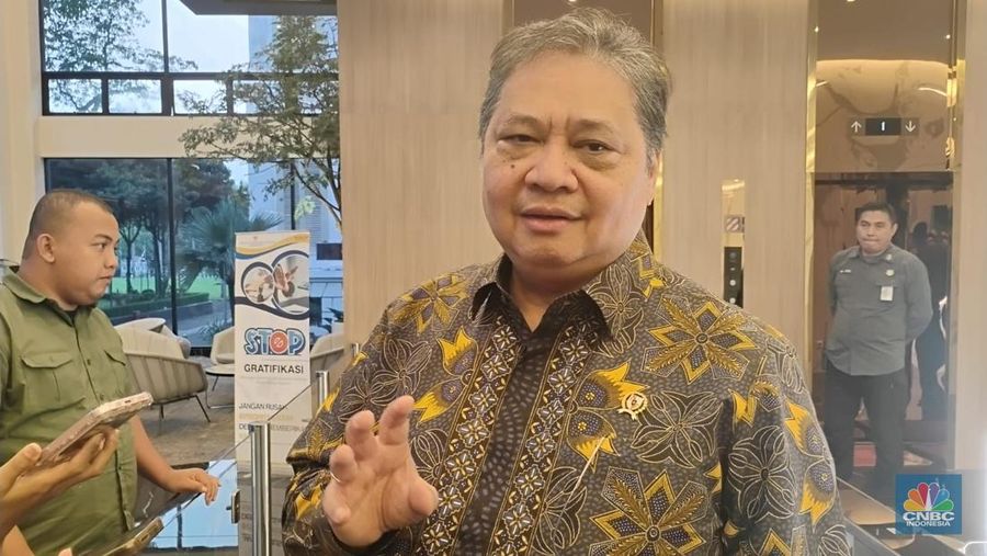 Menko Perekonomian Airlangga Hartarto usai menggelar pertemuan dengan Menteri PKP, Maruarar Sirait  di Kantor Kementerian Koordinator Perekonomian. (CNBC Indonesia/Arrijal)