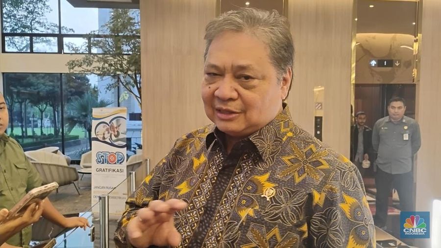 Menko Perekonomian Airlangga Hartarto usai menggelar pertemuan dengan Menteri PKP, Maruarar Sirait  di Kantor Kementerian Koordinator Perekonomian. (CNBC Indonesia/Arrijal)