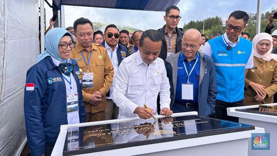 Menteri ESDM Bahlil Lahadalia meresmikan proyek pembangkit listrik berbasis energi baru terbarukan (EBT) di 15 provinsi, di area Pembangkit Listrik Tenaga Panas Bumi (PLTP) Ijen, Kabupaten Bondowoso, Jawa Timur, Kamis (26/6/2025). (CNBC Indonesia/Elga Nurmutia)
