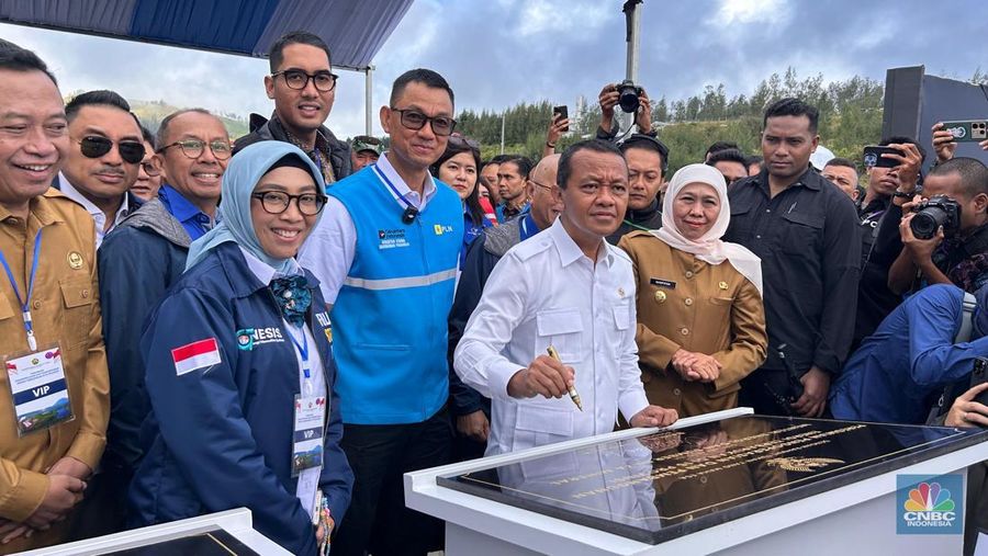Menteri ESDM Bahlil Lahadalia meresmikan proyek pembangkit listrik berbasis energi baru terbarukan (EBT) di 15 provinsi, di area Pembangkit Listrik Tenaga Panas Bumi (PLTP) Ijen, Kabupaten Bondowoso, Jawa Timur, Kamis (26/6/2025). (CNBC Indonesia/Elga Nurmutia)