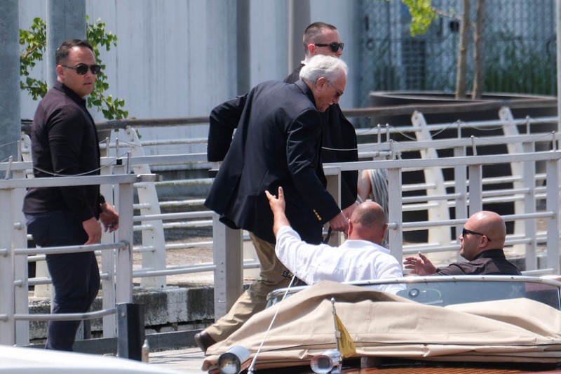 Jeff Bezos dan Lauren Sanchez menaiki perahu saat meninggalkan hotel Aman Venice, menjelang pernikahan mereka yang direncanakan, di Venesia, Italia, 25 Juni 2025. (REUTERS/Guglielmo Mangiapane)