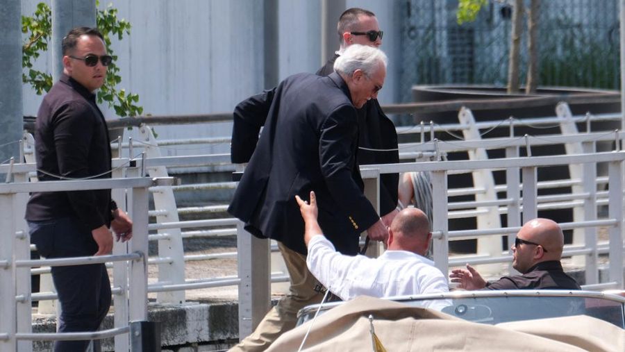 Jeff Bezos dan Lauren Sanchez menaiki perahu saat meninggalkan hotel Aman Venice, menjelang pernikahan mereka yang direncanakan, di Venesia, Italia, 25 Juni 2025. (REUTERS/Guglielmo Mangiapane)
