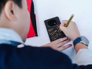 OPPO Lelang 3 Unit Find N5 Edisi 8 Legenda Bulutangkis RI, Laku Rp 2,5 M