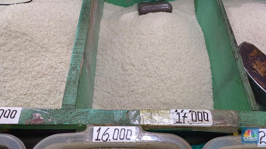 Pantauan harga beras di Pasar Rumput, Jakarta Selatan, Kamis (26/6/2025). (CNBC Indonesia/Martyasari Rizky)