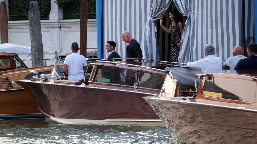 Pendiri Amazon Jeff Bezos dan Lauren Sanchez meninggalkan hotel Aman Venice, menjelang pernikahan mereka yang diharapkan, di Venesia, Italia, 25 Juni 2025. (REUTERS/Manuel Silvestri)