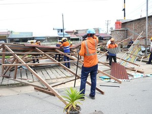 Tak Ada Izin Resmi, KAI Sumut Bongkar Warung Ilegal di Labura
