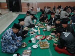 Polres Jombang Liwetan Bareng Paguyuban Silat Jaga Kamtibmas Malam Suro