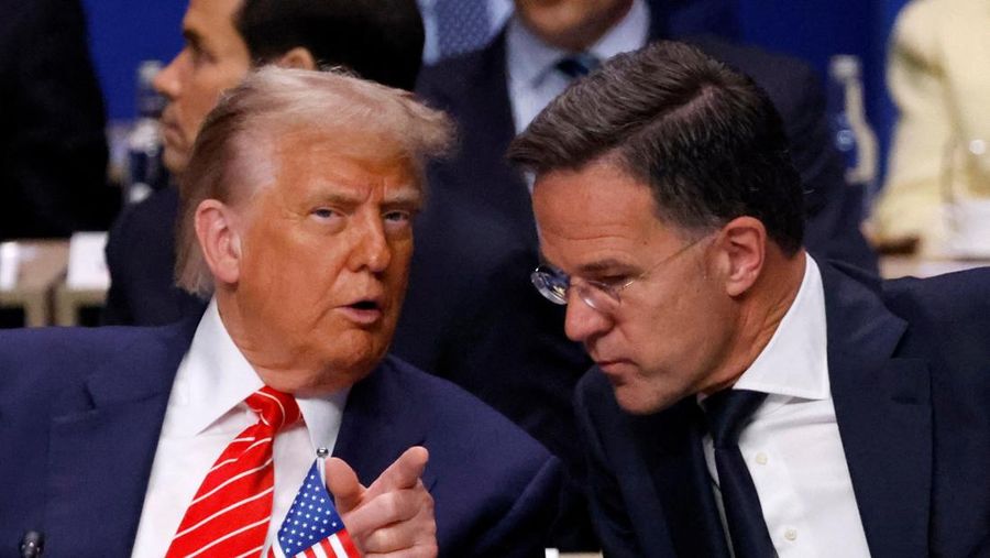 Presiden AS Donald Trump berbicara dengan Sekretaris Jenderal NATO Mark Rutte saat mereka menghadiri rapat pleno Dewan Atlantik Utara pada pertemuan puncak Organisasi Perjanjian Atlantik Utara (NATO) di Den Haag pada 25 Juni 2025. (LUDOVIC MARIN/Pool via REUTERS)