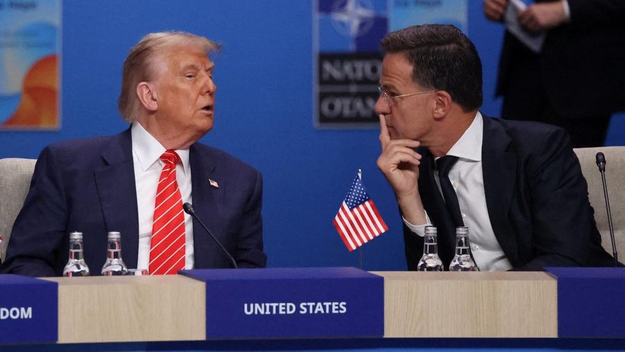 Presiden AS Donald Trump dan Sekretaris Jenderal NATO Mark Rutte berbicara selama pertemuan puncak NATO di Den Haag, Belanda, 25 Juni 2025. (REUTERS/Toby Melville)