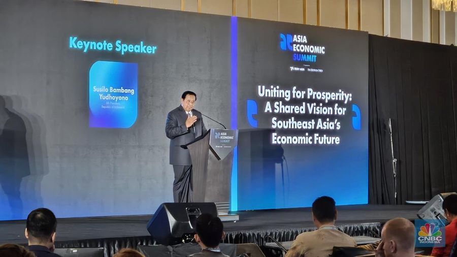 Presiden ke-6 Republik Indonesia Susilo Bambang Yudhoyono (SBY) memberikan sambutan dalam acara Asia Economic Summit di The St. Regis Hotel, Jakarta, Kamis (26/6/2025). (CNBC Indonesia/Emir Yanwardhana)