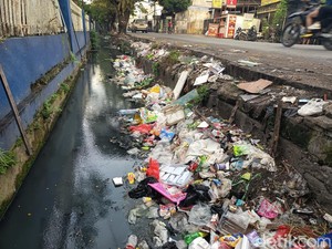 Jorok! Sampah di Bahu Jalan Mallengkeri Makassar Berserakan-Meluber ke Got