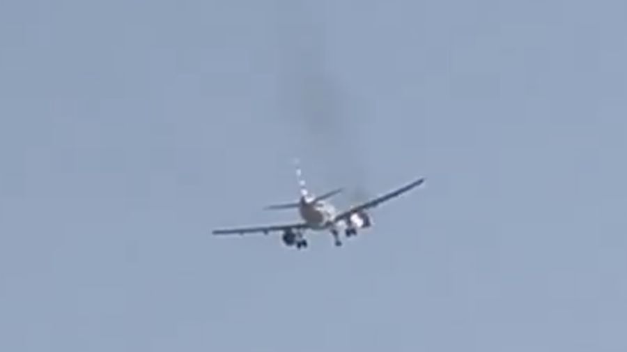 Sebuah pesawat American Airlines melakukan pendaratan darurat di Las Vegas hari Rabu setelah mulai mengeluarkan percikan api dan asap mengepul dari bagian mesin pesawat. (Tangkapan Layar Video X/@milkhj)