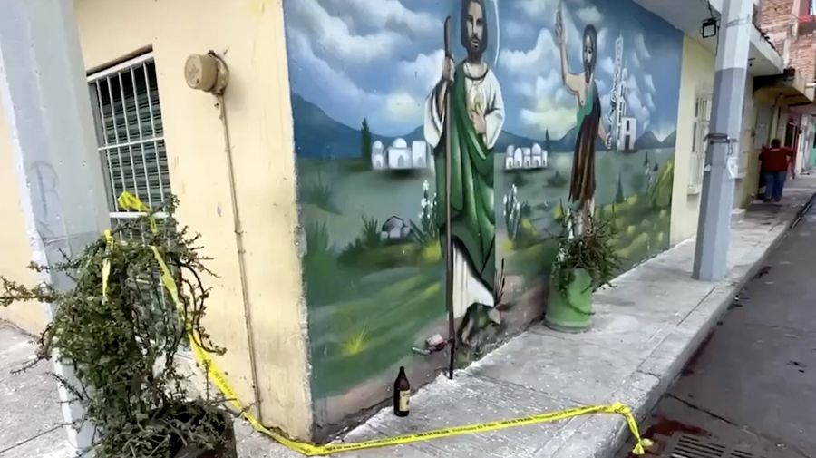 Sedikitnya 10 orang tewas, termasuk anak-anak, dan sejumlah lainnya luka-luka dalam insiden penembakan massal di sebuah rumah di kota Irapuato, negara bagian Guanajuato, Meksiko Selasa (24/6) malam. (Tangkapan Layar Video Reuters/)