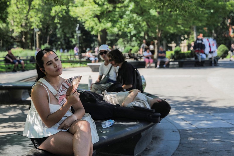 Seorang pengunjung National Mall memegang payung untuk melindungi diri dari terik matahari, di tengah gelombang panas berbahaya yang melanda wilayah timur Amerika Serikat, di Washington, D.C., AS, 25 Juni 2025. Seorang pengunjung National Mall memegang payung untuk melindungi diri dari terik matahari, di tengah gelombang panas berbahaya yang melanda wilayah timur Amerika Serikat, di Washington, D.C., AS, 25 Juni 2025. (REUTERS/Kevin Lamarque)