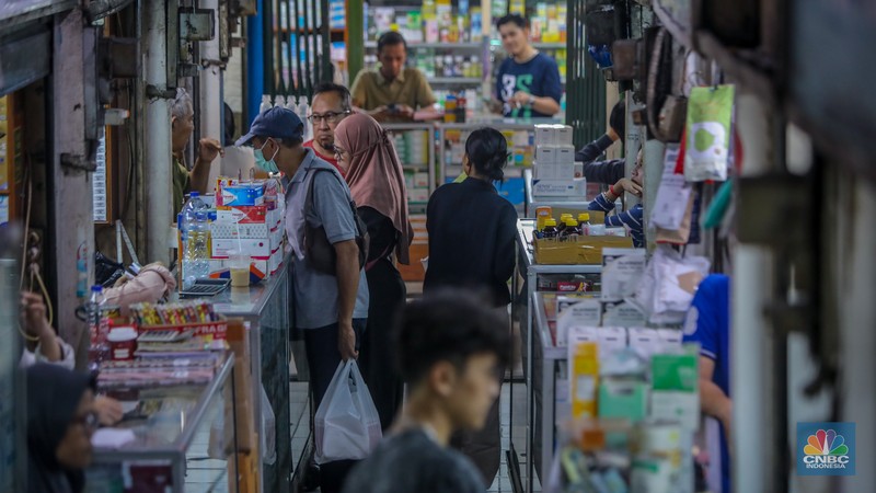 Suasana aktivitas jual beli di Pasar Obat Pramuka, Jakarta, Kamis (26/6/2025). Suasana aktivitas jual beli di Pasar Obat Pramuka, Jakarta, Kamis (26/6/2025). (CNBC Indonesia/Faisal Rahman)