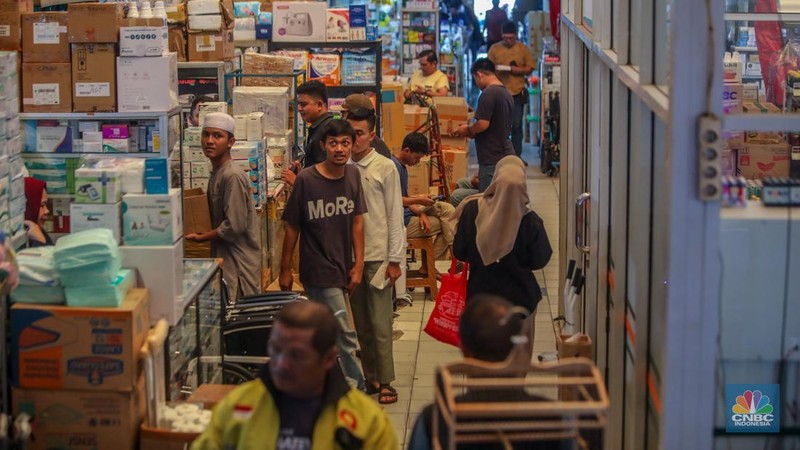 Suasana aktivitas jual beli di Pasar Obat Pramuka, Jakarta, Kamis (26/6/2025). (CNBC Indonesia/Faisal Rahman)