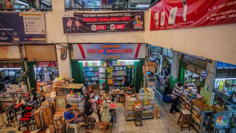 Suasana aktivitas jual beli di Pasar Obat Pramuka, Jakarta, Kamis (26/6/2025). Suasana aktivitas jual beli di Pasar Obat Pramuka, Jakarta, Kamis (26/6/2025). (CNBC Indonesia/Faisal Rahman)