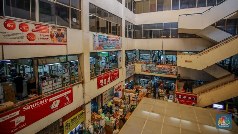Suasana aktivitas jual beli di Pasar Obat Pramuka, Jakarta, Kamis (26/6/2025). (CNBC Indonesia/Faisal Rahman)