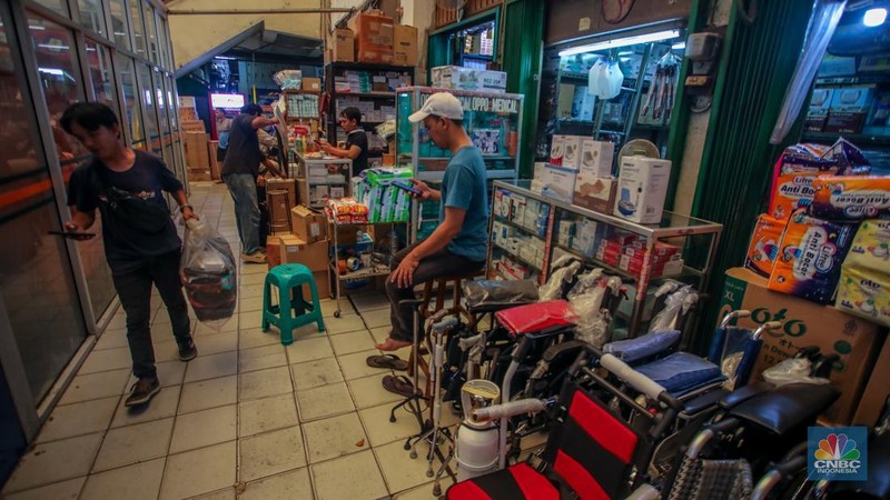Suasana aktivitas jual beli di Pasar Obat Pramuka, Jakarta, Kamis (26/6/2025). (CNBC Indonesia/Faisal Rahman)