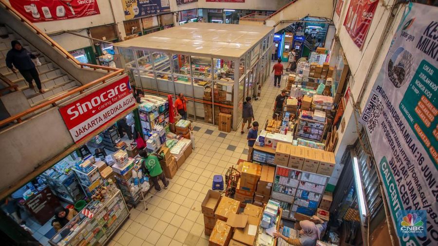 Suasana aktivitas jual beli di Pasar Obat Pramuka, Jakarta, Kamis (26/6/2025). (CNBC Indonesia/Faisal Rahman)
