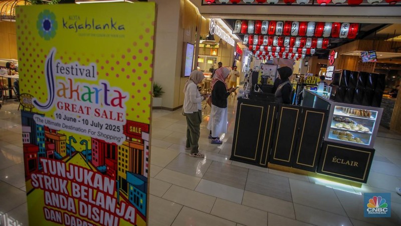 Suasana pengunjung di Pusat Perbelajan Kota Kasablanka, Jakarta, Kamis (26/6/2025). (CNBC Indonesia/Faisal Rahman)