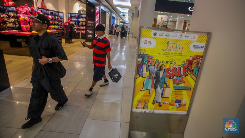 Suasana pengunjung di Pusat Perbelajan Kota Kasablanka, Jakarta, Kamis (26/6/2025). (CNBC Indonesia/Faisal Rahman) Suasana pengunjung di Pusat Perbelajan Kota Kasablanka, Jakarta, Kamis (26/6/2025). (CNBC Indonesia/Faisal Rahman)