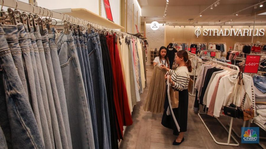 Suasana pengunjung di Pusat Perbelajan Kota Kasablanka, Jakarta, Kamis (26/6/2025). (CNBC Indonesia/Faisal Rahman)