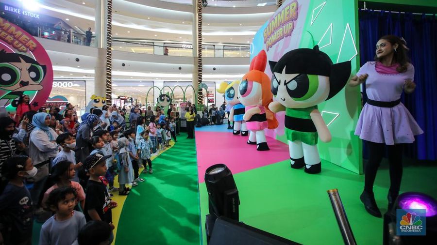 Suasana pengunjung di Pusat Perbelajan Kota Kasablanka, Jakarta, Kamis (26/6/2025). (CNBC Indonesia/Faisal Rahman)