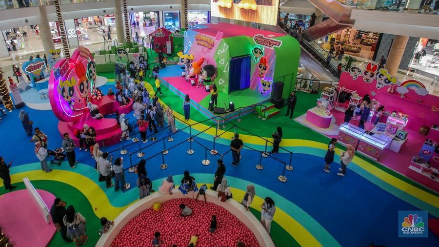 Suasana pengunjung di Pusat Perbelajan Kota Kasablanka, Jakarta, Kamis (26/6/2025). (CNBC Indonesia/Faisal Rahman)