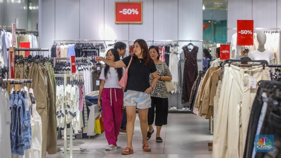 Suasana pengunjung di Pusat Perbelajan Kota Kasablanka, Jakarta, Kamis (26/6/2025). (CNBC Indonesia/Faisal Rahman)