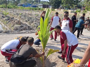 TNI-Polri Tanam Pohon Kelapa hingga Pisang di Kupang
