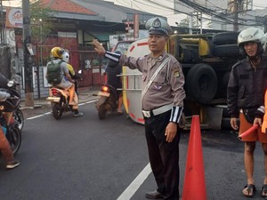 Truk Tangki Terguling di Jl Raya Bogor Arah Kramat Jati, Lalin Macet