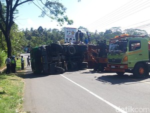 Detik-detik Laka Truk Trailer Terguling Timpa Mobil Travel di Boyolali