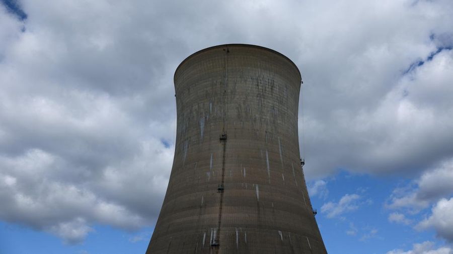 FOTO FILE: Menara pendingin terlihat di pembangkit listrik tenaga nuklir Three Mile Island, selama tur oleh Constellation Energy di Middletown, Pennsylvania, AS, 16 Oktober 2024. REUTERS/Shannon Stapleton/Foto Arsip