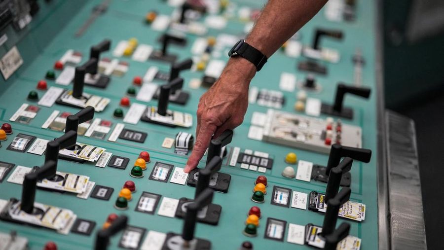 Seorang anggota Constellation Energy menunjuk label di dalam ruang kontrol bekas pembangkit listrik tenaga nuklir Three Mile Island selama tur yang dilakukan oleh Constellation Energy di Londonderry Township, Pennsylvania, AS, 25 Juni 2025. REUTERS/Eduardo Munoz